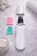 Deep facial cleansing device